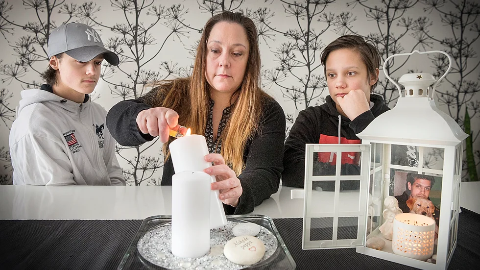 Framtid. Cevin, 15 år, Annloise, 41 år, och Kim, 13 år, saknar Jörgen, men känner nu att de kan gå vidare i livet. Foto: Lars Eriksson.