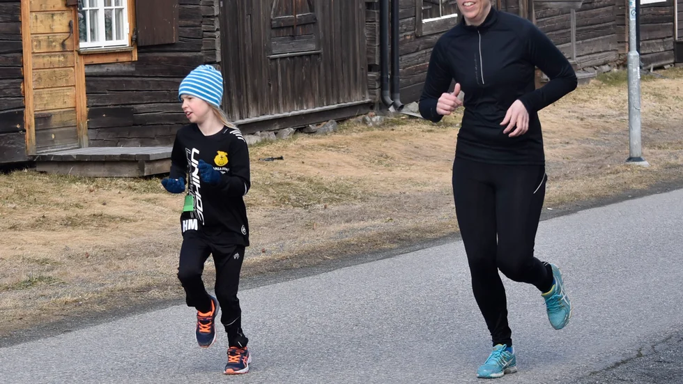 Hängde med. Så här långt hängde mamma Åsa Markusson med dottern Hanna. Men sedan sprang Hanna ifrån. Foto: Roger Lindström.