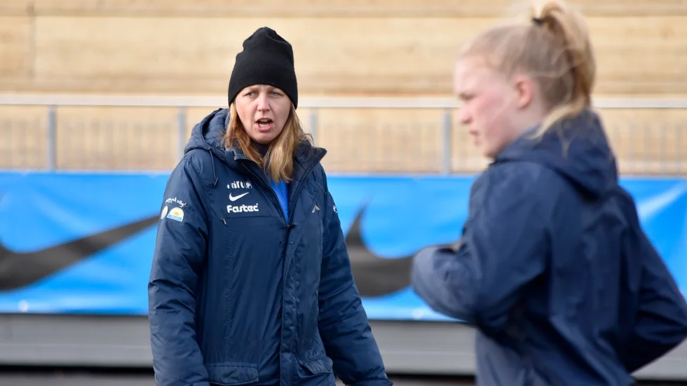 Tränare. Jenny Svanberg prioriterar utbildning för sitt unga lag. Foto: Roger Lindström.