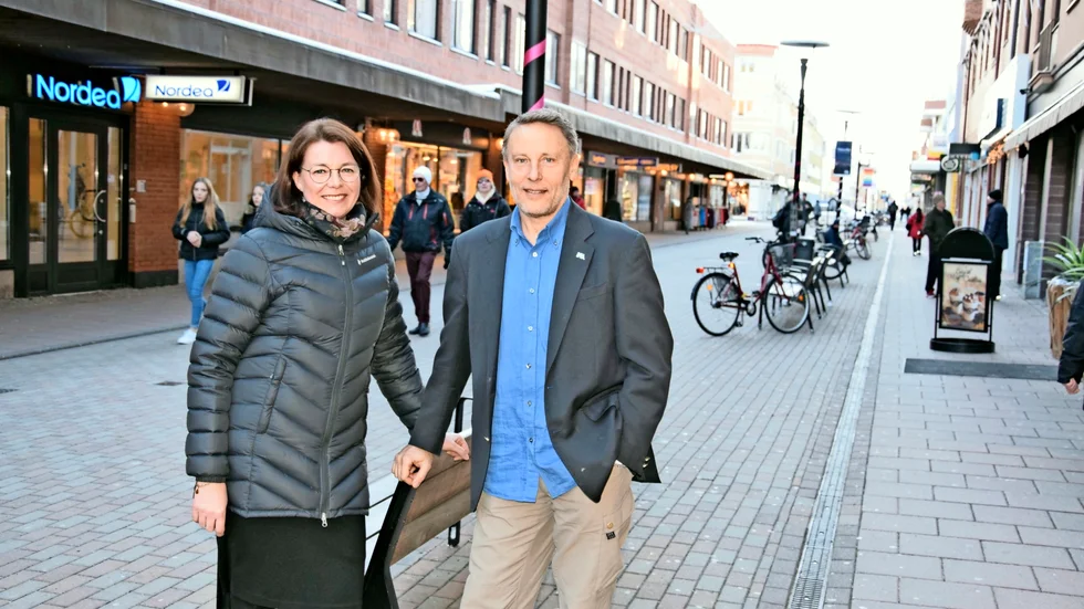Optimister. Maria Broman och Bo Wikström, Visit Skellefteå, tror på de möjligheter som såväl Norwegians etablering innebär om att Skellefteå får en Amsterdamlinje i sommar. Foto: Lars Andersson.