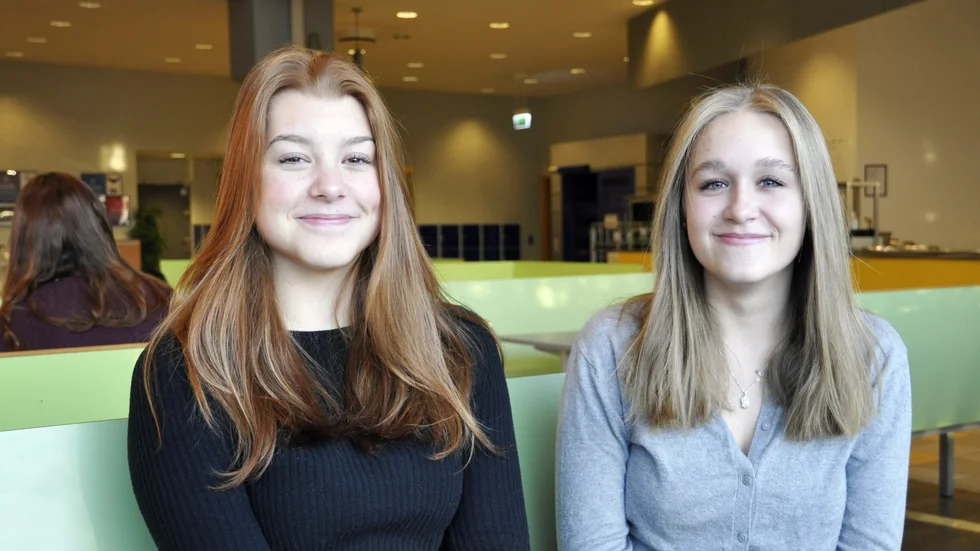 Elvira Sundström och Hanna Bergfors, elever på Kunskapsskolan i Nyköping, tycker det är bra att skolan fått en automat med gratis mensskydd.