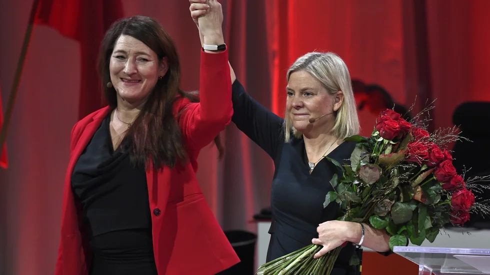 Statsminister Magdalena Andersson (S) togs emot av LO:s ordförande Susanna Gideonsson på den pågående LO-kongressen