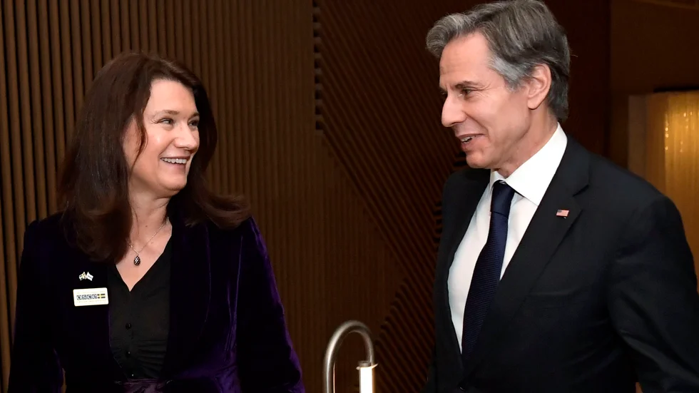 Sveriges utrikesminister Ann Linde (S) hälsar USA:s utrikesminister Antony Blinken välkommen när han anländer för att delta i OSSE-mötet som hålls i Stockholm på torsdagen och fredagen.