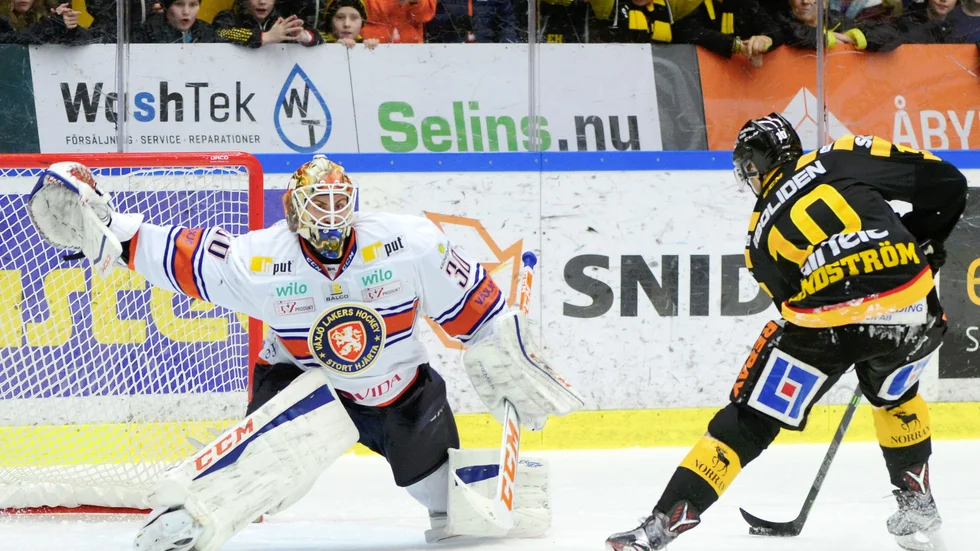 NR 100 i SHL. Jocke Lindströms 1–1-mål på straff. Foto: Robert Granström/TT.