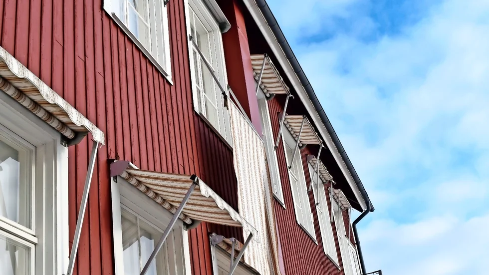 Ända sedan i somras har den här trasiga markisen fladdrat för vinden. Foto: Yvonne Rönngren.
