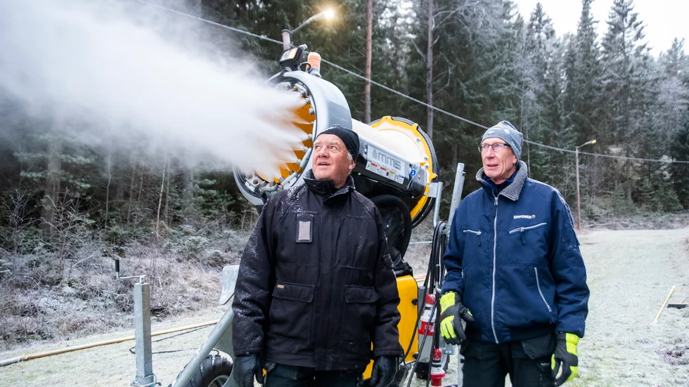 Peter Abrahamsson och Göran Johansson har full koll på var konstsnön landar. Tack vare allt ideellt arbete i Finspångs skidallians kommer längdskidspåren på Grosvad vara åkbara i helgen. 