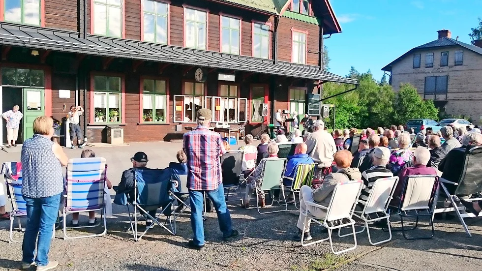 Stationshuset. Den anrika stationsbygganden bildade fond när Tuttans trio uppträdde i Jörn.