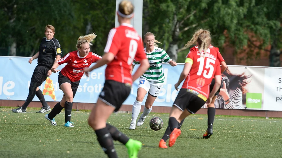 Målmaskinen. Christine Tjärnlund fortsätter att ösa in mål i division I och är nu uppe i hela 24 mål totalt. Foto: Carina Kvist.