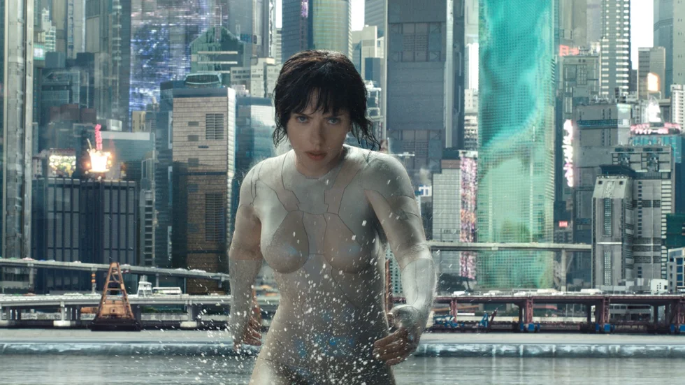 Inne i sitt skal. Scarlett Johanson spelar Major med bister attityd. Foto: Paramount Pictures.