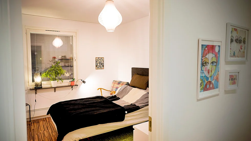 Eget. Felix har ett sovrum som rymmer det mesta en tonåring behöver. Foto: Lars Eriksson.