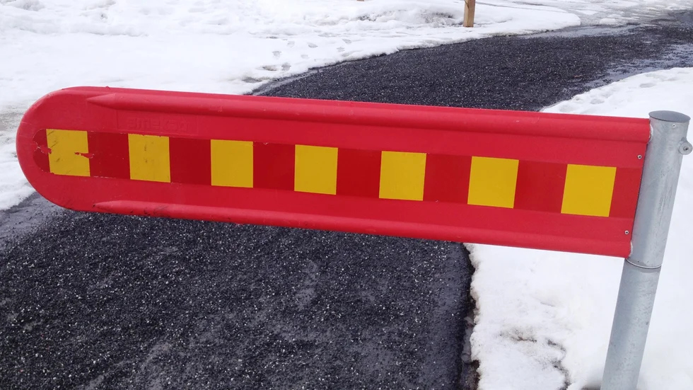 En sådan här bom ska sättas upp där bilarna genar. Foto: Yvonne Rönngren.