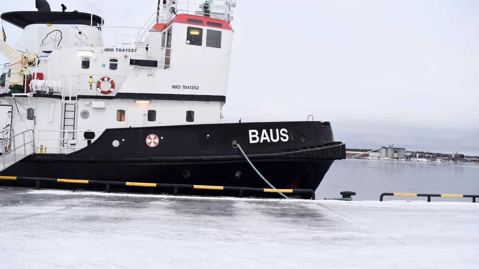 Bogserbåten Baus på sin plats i hamnen.