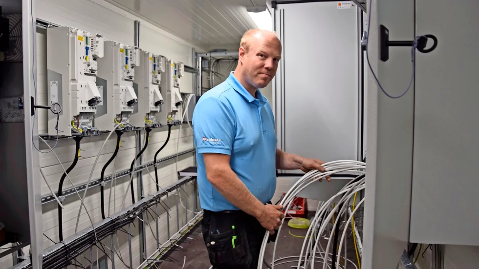 Elinstallation. Valutec har en del montering på hemmaplan. Här är det Daniel Björk som jobbar med ett elskåp till en virkestork. Foto: Lars Andersson.