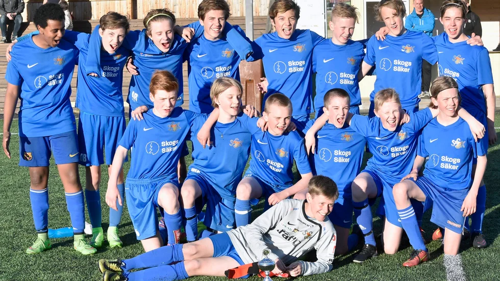 Vinnare. Sunnanå 03. Övre raden fr v: Siem Solomon, Douglas Bergqvist, Axel Rilfors, Anton Berglund, Abbe Olofsson, Ludvig Salin, Oliver Grenholm, Jonatan Lindström. Nedre raden fr v: Benjamin Lundmark, Max Elveros, Emil Bäcklund, Elias Lundberg, Anton Andersson, Jonathan Hultdin. Liggande: Ceasar Lindblom. Foto: Roger Lindström.