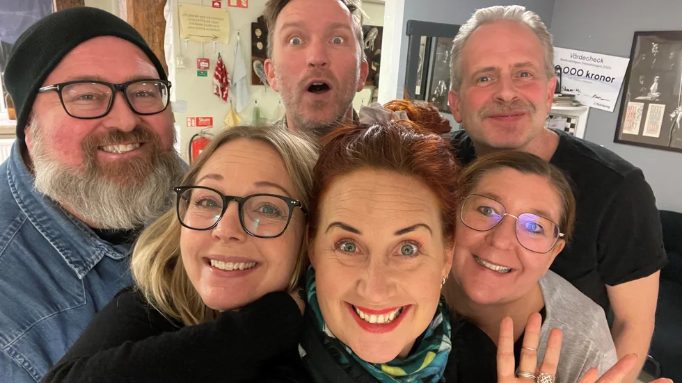 Nyköpings lokalrevy får i år förstärkning från Gnerstarevyn i en show med mycket humor och musik.