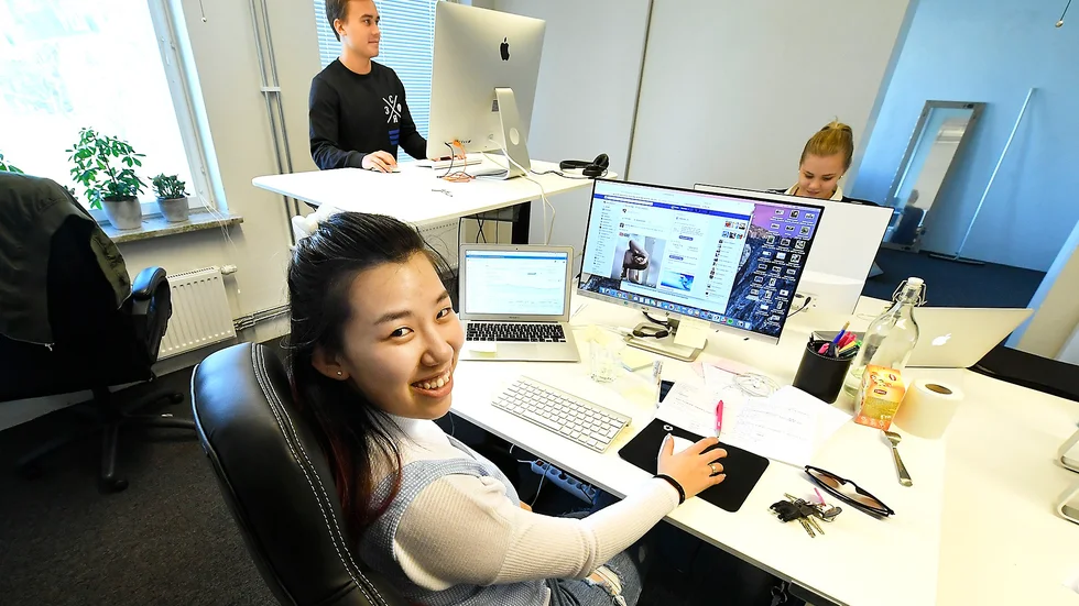 I tillväxt. Just nu är det trångt på Noted Media där Kevin Forss Nordlund jobbar bland andra med Sanna Bäckström (närmast) och Sandra Hillergren. Snart flyttar bolaget in i ytterligare ett rum. Foto: Jeanette Lövgren.