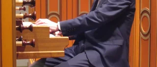 Saras språk är musikaliskt och rytmiskt – ”Din tjänare hör” framförs på orgel