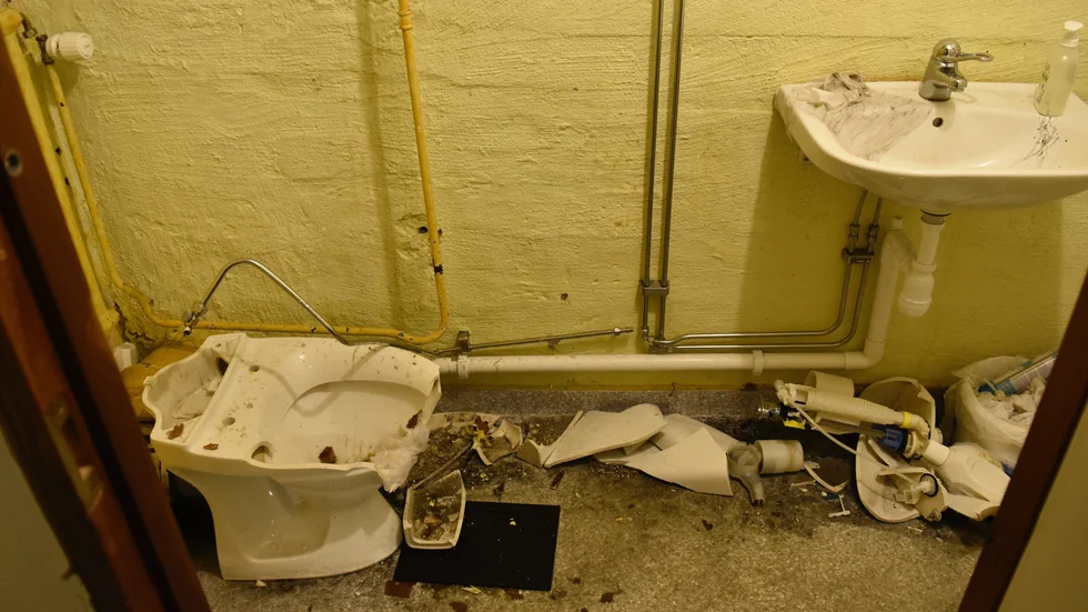 Saneringsarbete. Den sönderslagna toalettstolen orsakade en vattenskada och slog ut den vattenburna värmen i huset. Foto: Jonas Nilsson