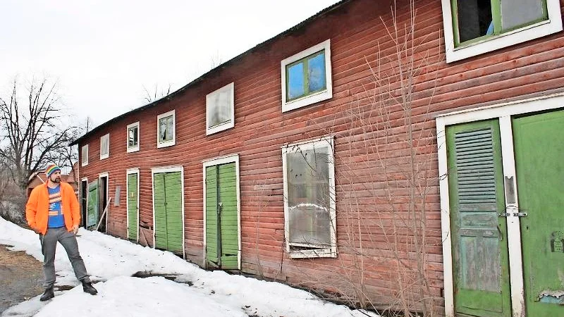 Historisk bild 1: Uthuset vid Gula Villan, som enligt Enar Nordvik (på bilden) var bortom all räddning. Byggnaden revs 10 januari 2017. Bilden togs 13 april 2016. Foto: Yvonne Rönngren.