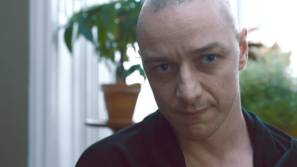 Utmärkt. James McAvoy ger sina personligheter särdrag i ”Split”.