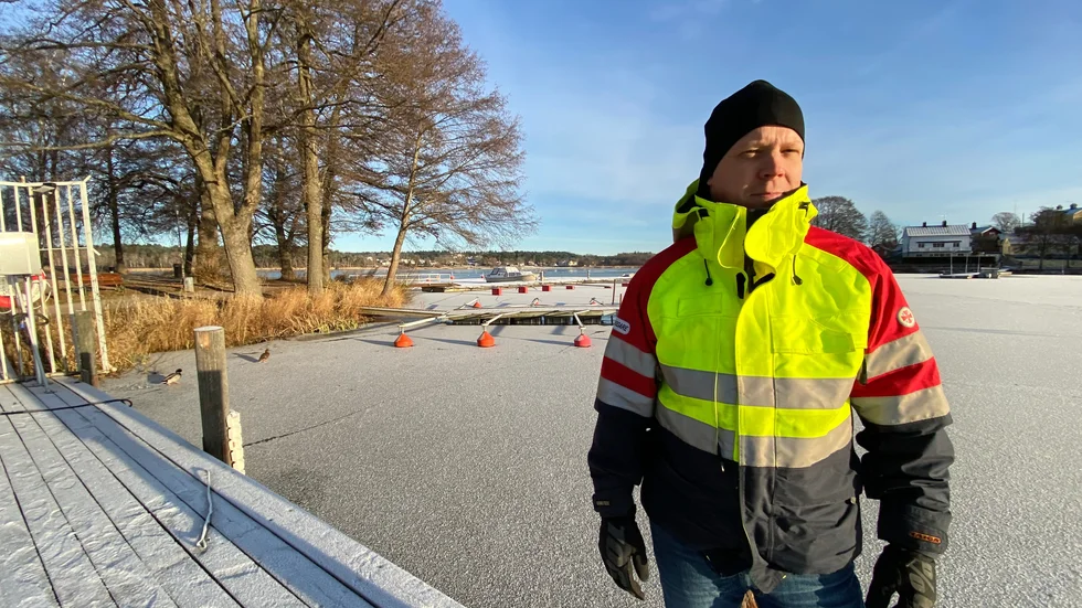 "När vi ger oss ut på isen har vi vår svävare, flytvästar, torrdräkter och isdubbar. Går vi genom isen är det ingen fara på taket, men en privatperson har inte en chans. De blir nedkylda direkt", säger Roy Forsblom, frivillig sjöräddare på Sjöräddningssällskapet Strängnäs.