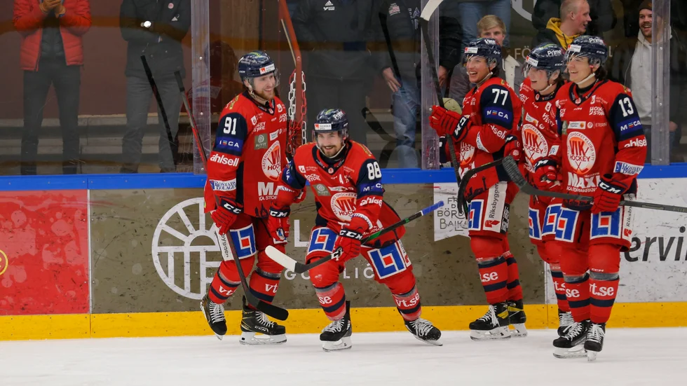 Skyler McKenzie  och lagkamraterna firar ett av kanadensarens många mål i VIK-tröjan.