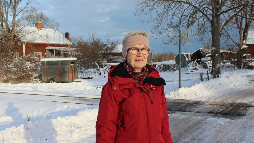 Ingrid Lagström vid plankorsningen Småhaga i Almvik, som ska få bommar. Alla arbeten ska vara klara den 15 augusti nästa år.