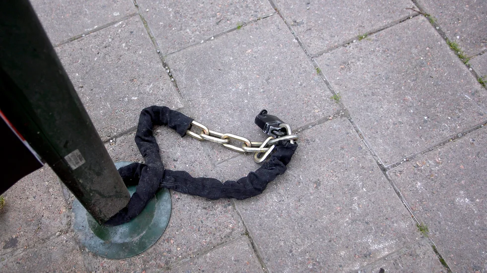 Den misstänkte tjuven klippte av låset. Ej detta lås. Arkivbild