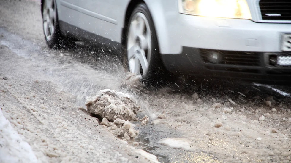 
Räddningstjänsten uppmanar trafikanterna att dra ner på farten. 