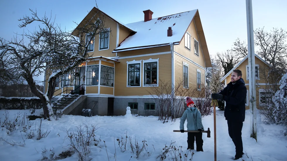 Pappa Fredrik och dotter Ellen sätter upp en Kärve på gården. 