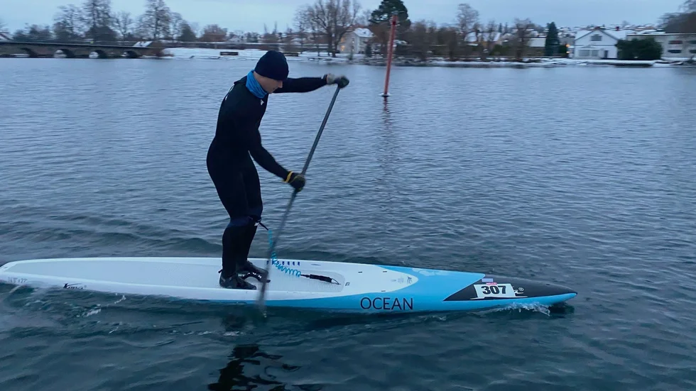 Marcus Tronêt paddlar varje dag och nu när det blivit is så får han hålla sig i Motala ström. Tidigare i år så paddlade han lite varstans. 