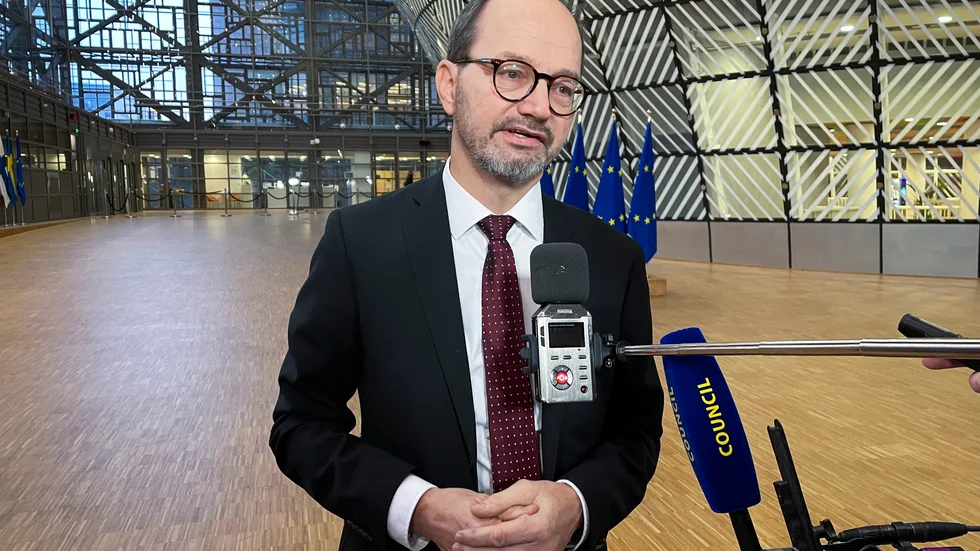 Infrastrukturminister Tomas Eneroth (S) på väg in till torsdagens transportministermöte i Bryssel.
