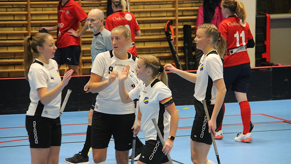 Ny vinst för EIBK, måljubel från en tidigare match, Emma Brundell, Louise Andersson, Ida Nyholm och Julia Brundell.