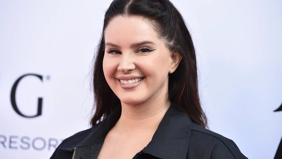 Lana Del Rey på väg till prisgalan Hitmakers Award.