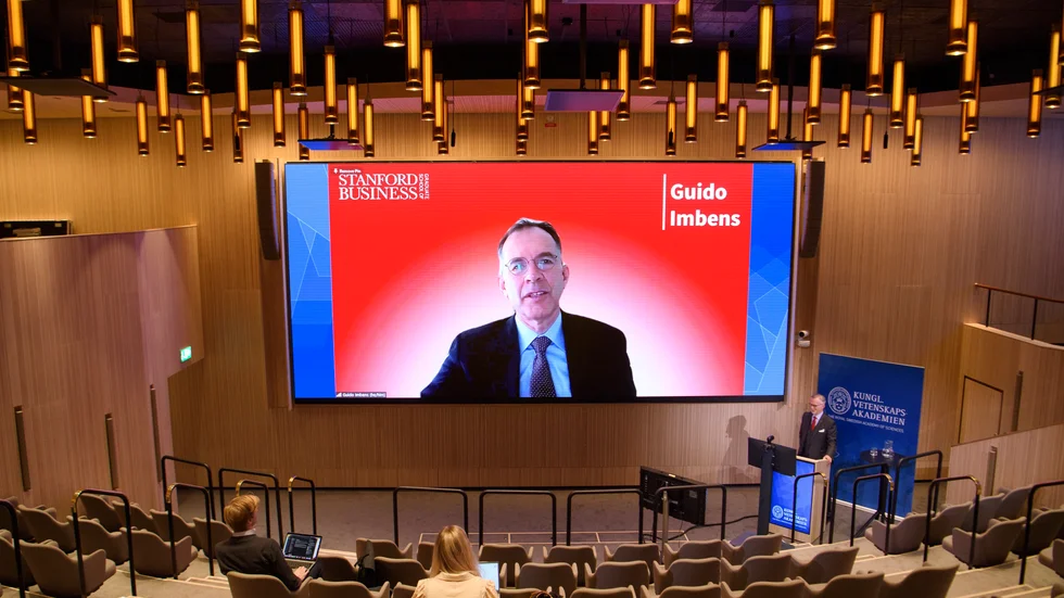 Professor Guido Imbens beklagar via länk att han inte kan ta emot Ekonomipriset till Alfred Nobels minne i Stockholm på grund av pandemin.