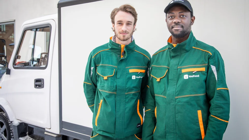Felix Olofsson och Prince Somtochkwu, grundarna av Youfood, framför sin eldrivna lastbil.