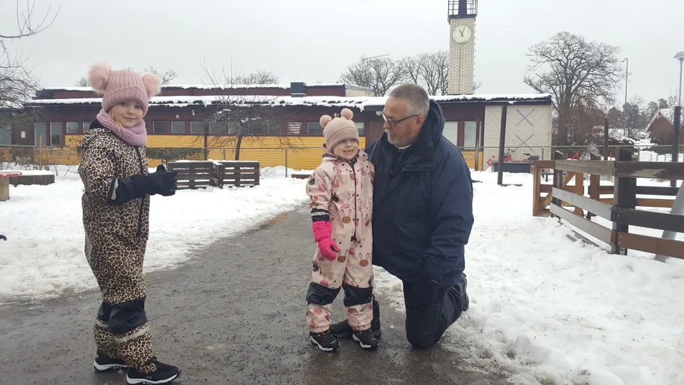 Peter Nielsen tillsammans med barnbarnet Livia Nielsen som går på avdelningen som Peter jobbar på. Till vänster syns Minna Wilensjö.