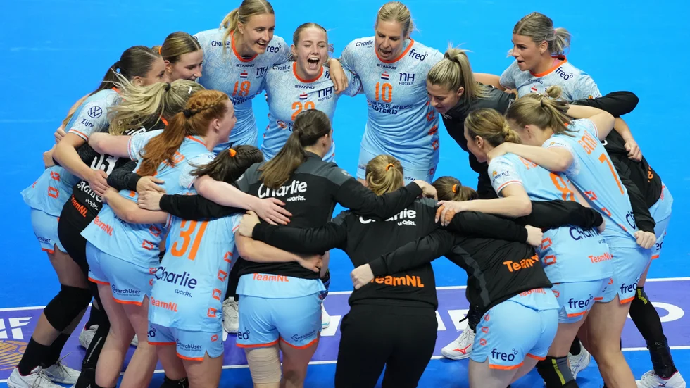 Nederländerna firar 61–15-segern över Kazakstan.