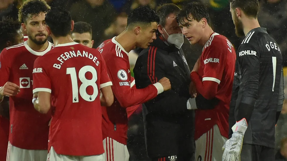 Manchester Uniteds Cristiano Ronaldo kollar läget med Victor Nilsson Lindelöf som fick ont i bröstet.
