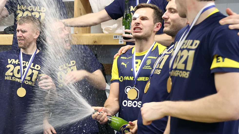 Carl Kostov-Bredberg firar VM-guldet tillsammans med lagkamraterna i omklädningsrummet.