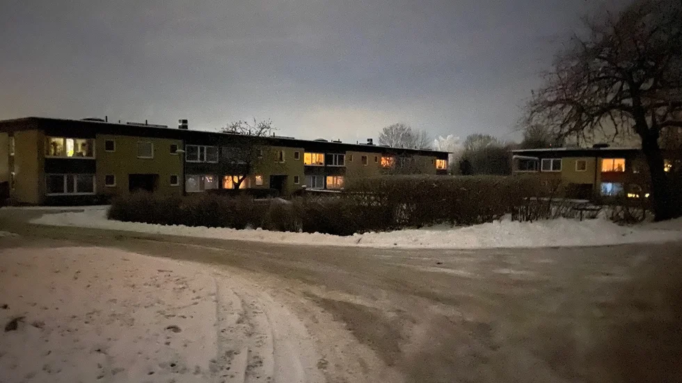 Ett större strömavbrott inträffade i Harg och Oppeby under tisdagskvällen. Här har flera boende i Oppeby gård tänt stearinljus i stället för elbelysning.