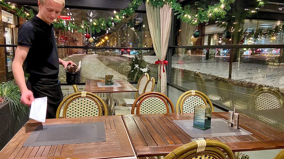 "Jag tycker att det är ett bra sätt att lösa det hela, att förebygga trängsel", säger Rickard Sundqvist, som är servitör och bartender på Oliver Twist i  Nyköping.