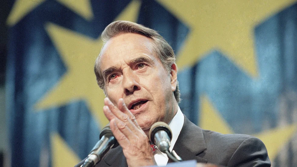 Bob Dole har avlidit. Här tillkännager han sin kandidatur i presidentvalet 1996, vid ett framträdande i hemdelstaten Kansas 1995. Arkivbild.