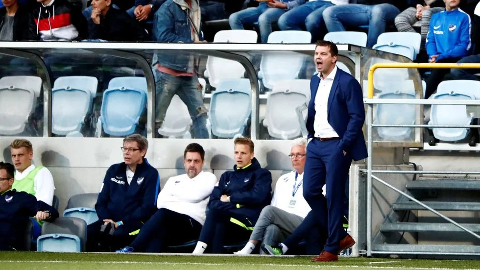 "Jens Gustafsson har aldrig försökt vara något han inte är.
Han är bra på att vara sig själv och det har fungerat på alla plan.
Ett lugn som smittar av sig och har en stimulerande effekt".