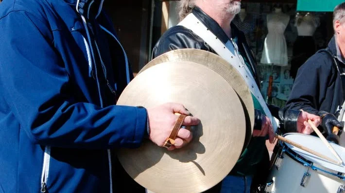 Finspångsprofiler. Per-Erik Störe och Conny Lindgren är två välkända Finspångsprofiler som gärna spelar i Reveljen.