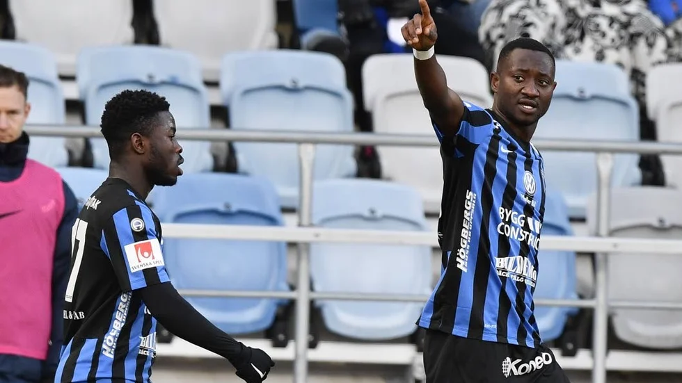 Inhoppande Sirius Moses Ogbu har satt 1-0 på IFK. Matchen slutade 2-0 till nykomlingen.