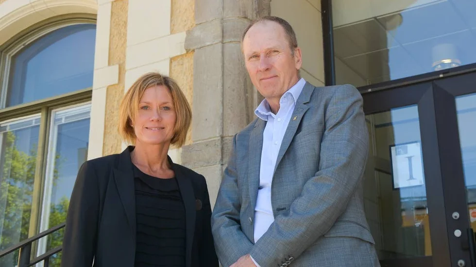 Glada idag! Utbildningsdirektör Sofie Lindén och skolkommunalråd Olle Johanssn (S) kan konstatera att kommunens skolor skärpt sig ordentligt.
