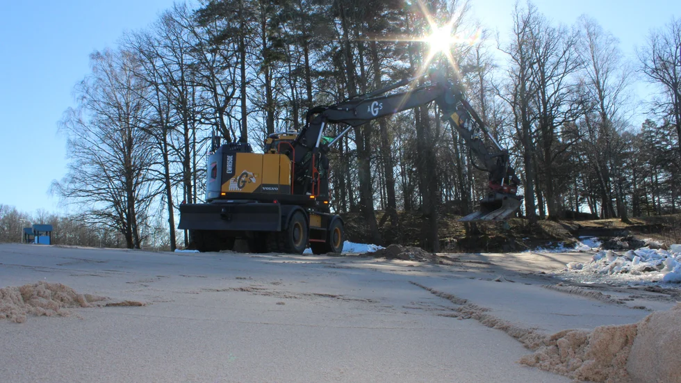 Åtvidabergs svar på Motalas Varamon? Bysjöbadet rustas upp  med bland annat 80 ton ny sand, transporterad från Habo vid Vätterns västra sida.