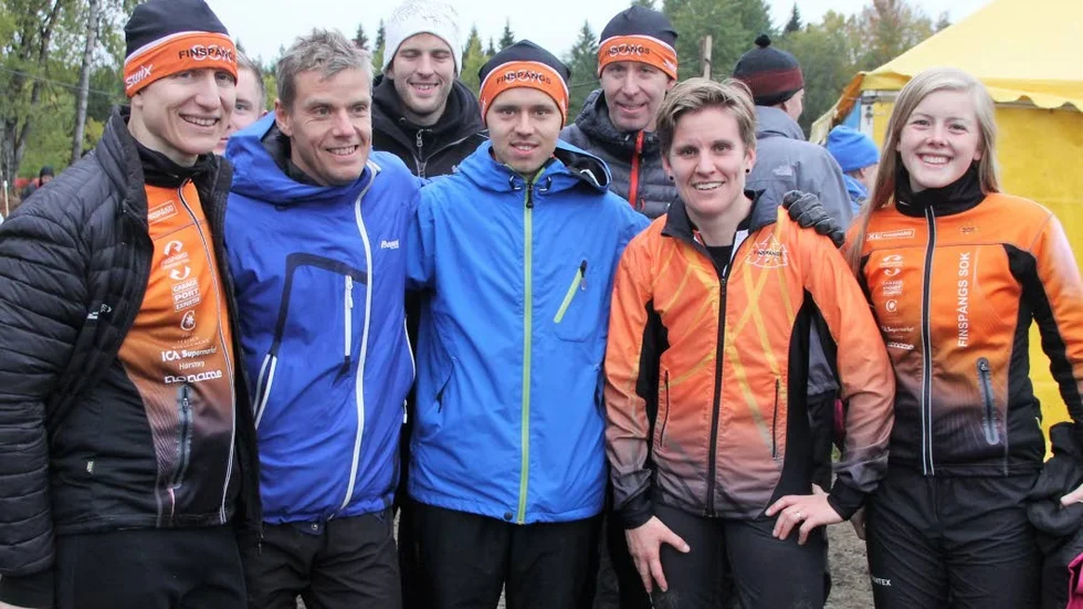 Avancerade. Samling runt Finspångs SOK:s suveräna avslutare Eva Göhl. F.v Henrik Göhl, Olle Lindman, Joakim Gustafsson, Simon Lundin, Erik Ernstsson, Eva själv samt Elin Johansson.