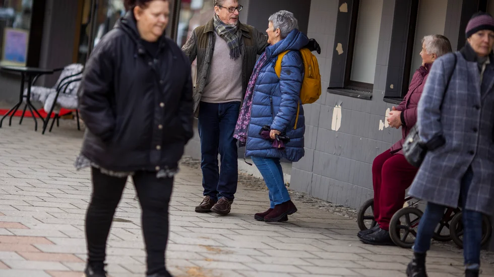 Bosse Strömbäck är ett populärt inslag på gatorna i Boden. Här träffar sin före detta arbetskollega Britt Rahmberg.